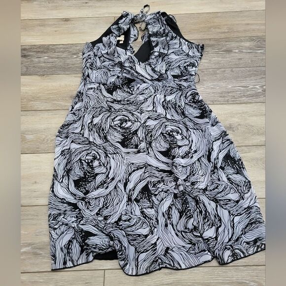 Jonathan Martin chic Black/White Floral Print Dress v neckline and back, size 8 - Picture 5 of 12